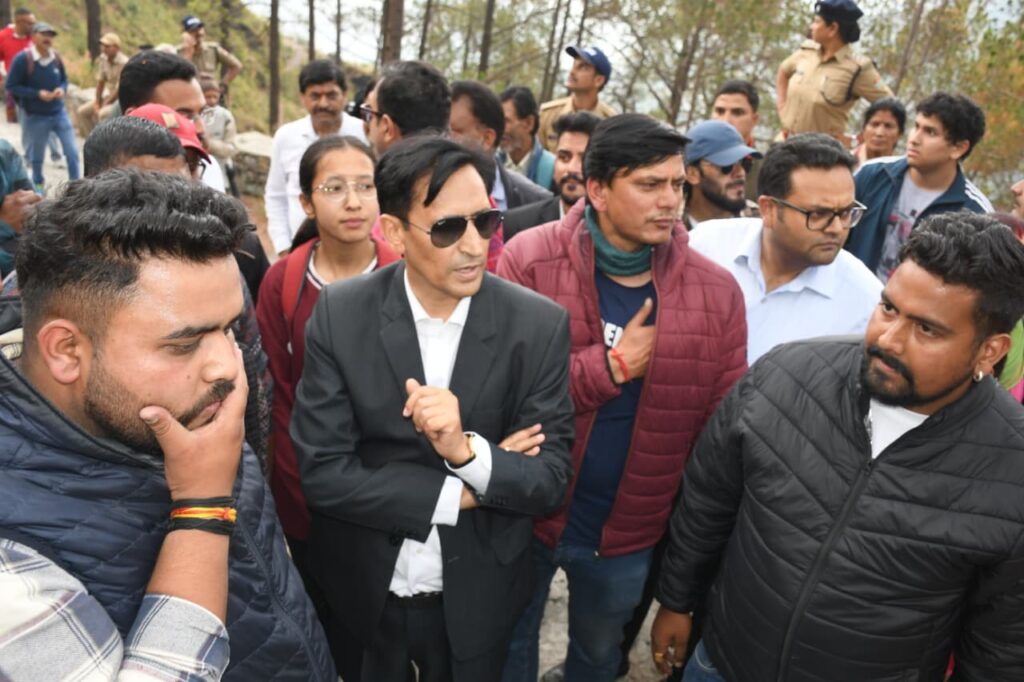 कृष्णापुर में कुमाऊं आयुक्त ने किया स्थलीय निरीक्षण- विशेषज्ञ एजेंसी से बोल्डर निस्तारण, वैकल्पिक टू-व्हीलर मार्ग का सर्वे और सफाई कार्य में लापरवाही पर वेतन काटने के निर्देश
