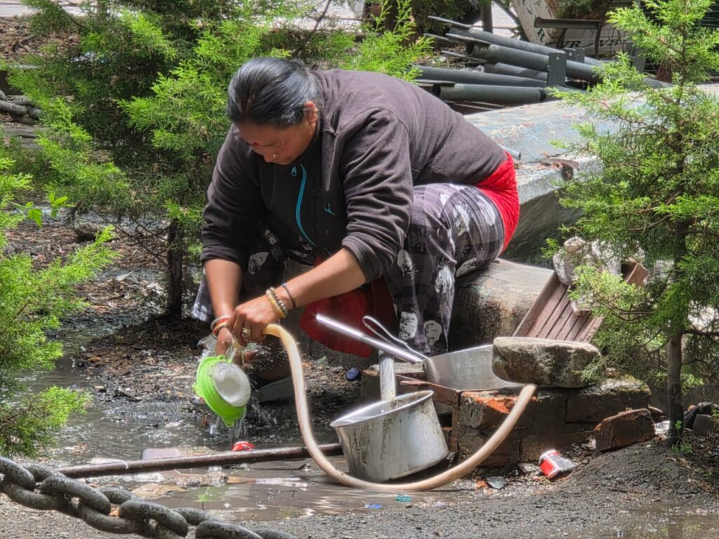 पार्क की सुंदरता पर खुलेआम लग रहा है धब्बा