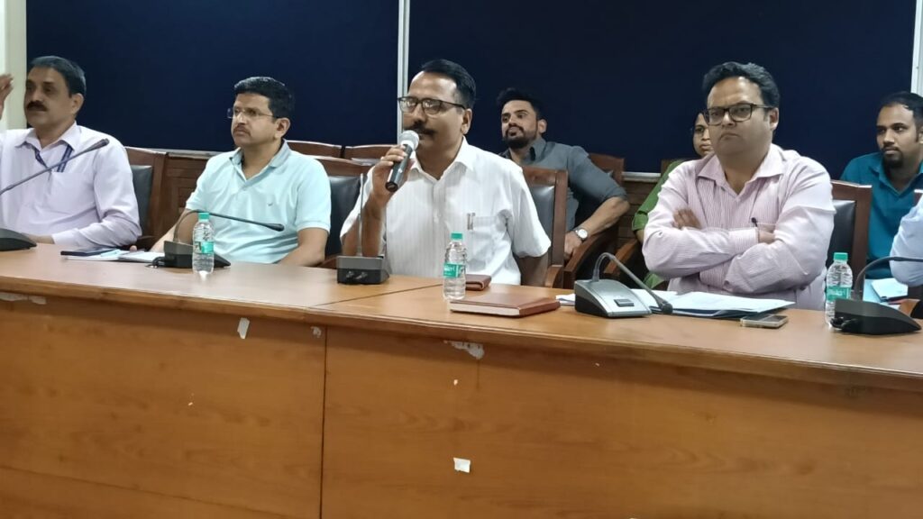 स्नातक स्तरीय परीक्षा को लेकर प्रशासन सतर्क- जिलाधिकारी ने दिये निर्देश