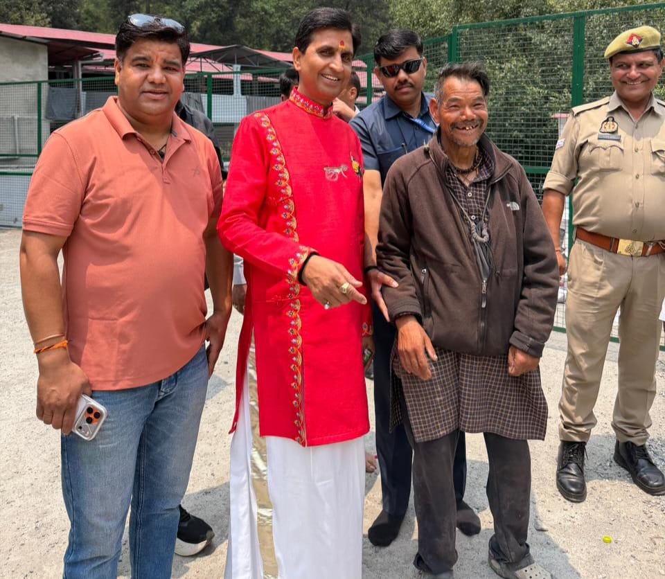 पत्नी संग बाबा के धाम पहुंचे कुमार विश्वास