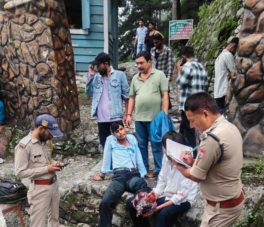 पहाड़ी से गिरा युवक- नैनीताल आया था घूमने
