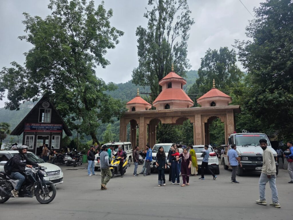 गंभीर प्रशासनिक लापरवाही:- लाखों रुपये खर्च कर बनाया गया गेट बना अवैध पार्किंग का अड्डा- छिपी सुंदरता