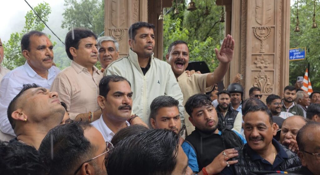 सड़कों पर उतरे कांग्रेसी- मोदी सरकार का फूंका पुतला- धर्मेन्द्र प्रधान के इस्तीफे की उठाई मांग