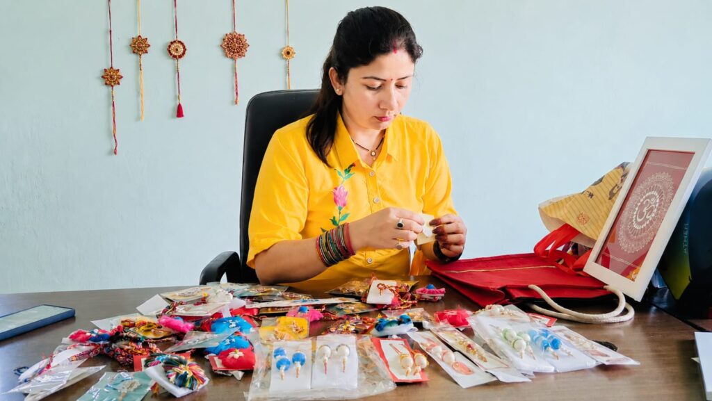 रिपोर्ट- आत्मनिर्भरता:- रेशम की राखियों से नई डोर बुन रहीं महिलाएं