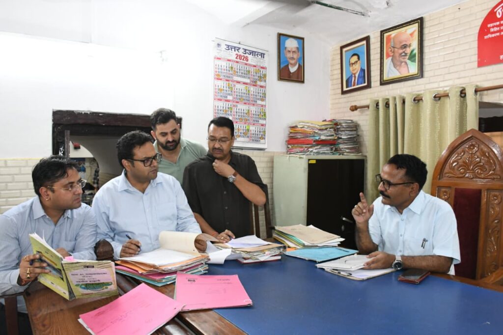 समयबद्ध निस्तारण हो भूमि सीमांकन एवं पैमाइश से जुड़े लंबित प्रकरण- डीएम