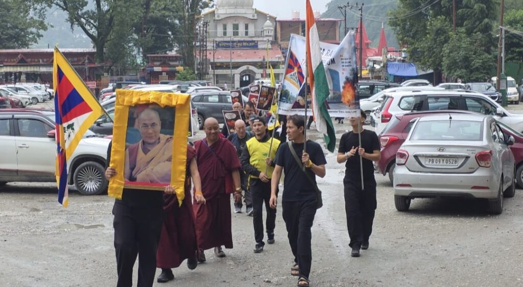 एथनिक यूनिटी लॉ के विरोध में तिब्बती युवा कांग्रेस ने निकाली रैली