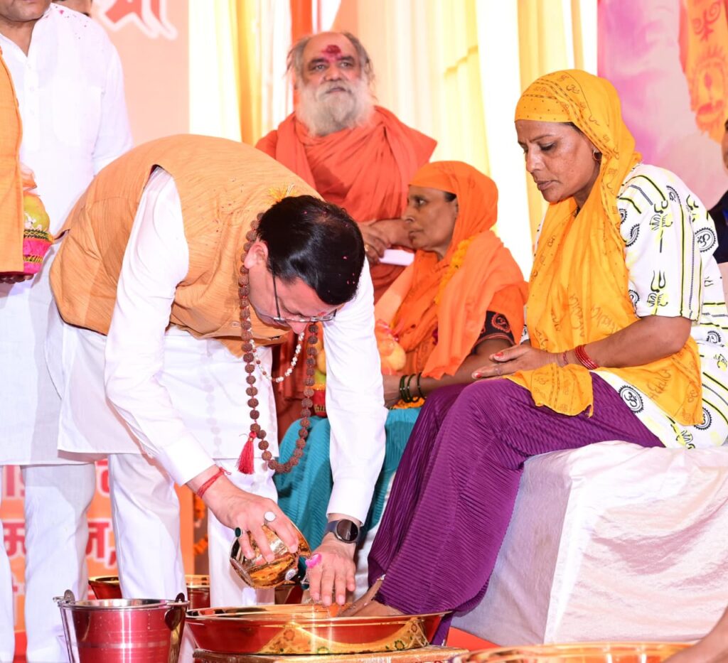 पुष्पवर्षा और चरण प्रक्षालन के साथ देवभूमि ने किया शिवभक्त कांवड़ियों का अभिनंदन