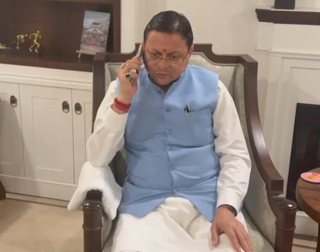 मुख्यमंत्री धामी ने सचिव आपदा प्रबंधन से दूरभाष पर ली राहत एवं बचाव अभियान की जानकारी