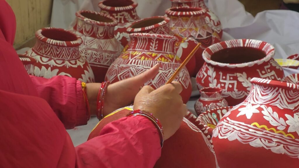 मॉ दुर्गा के स्वागत की तैयारियां जोरों पर- महिलाएं मांगलिक गीत गाकर घड़ों व दीयों को ऐपण से सजाने में जुटी